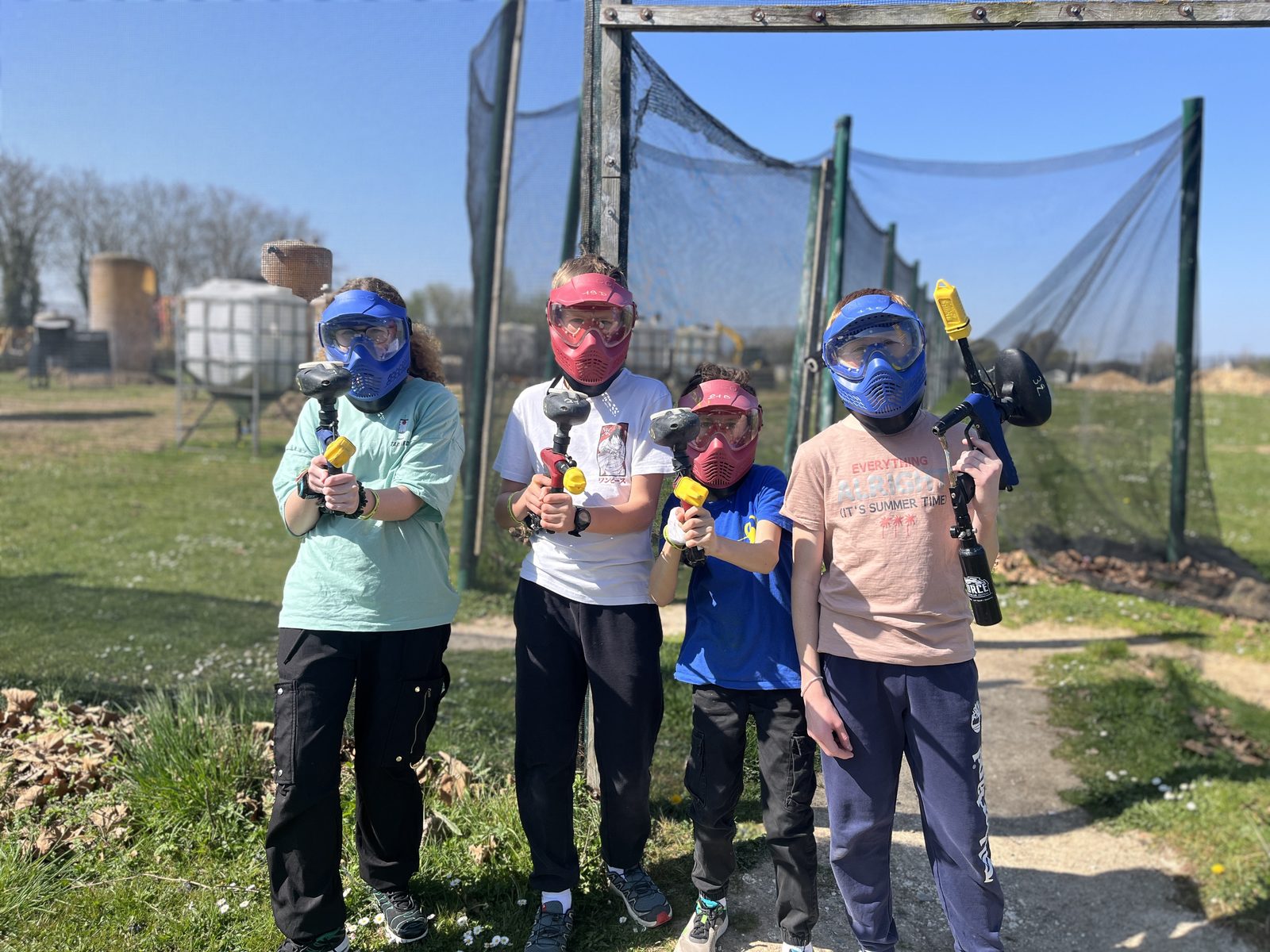 Un groupe d'enfants équipés pour une activité outdoor chez Team Square