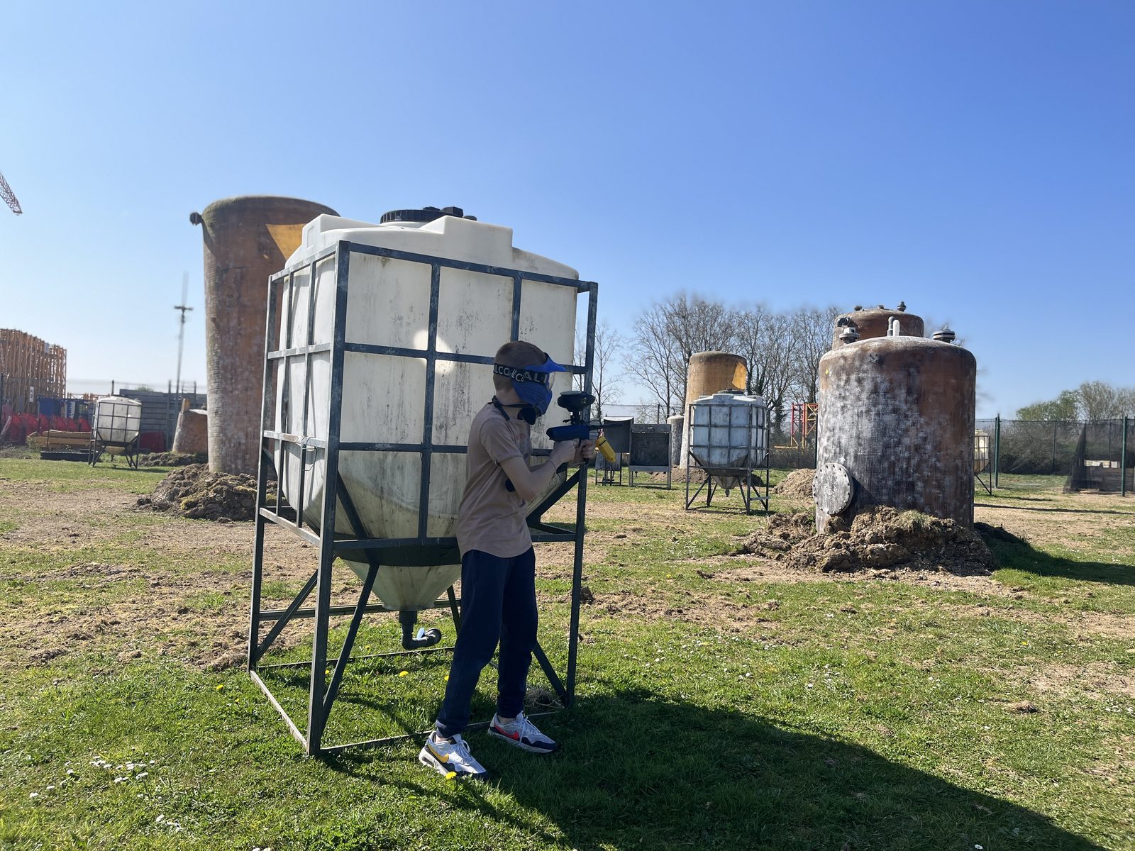 Un enfant en pleine action sur le terrain outdoor de Team Square